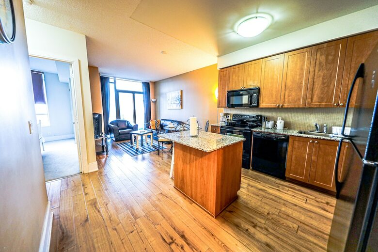 Lake View Luxury Condo By Elite Suites
