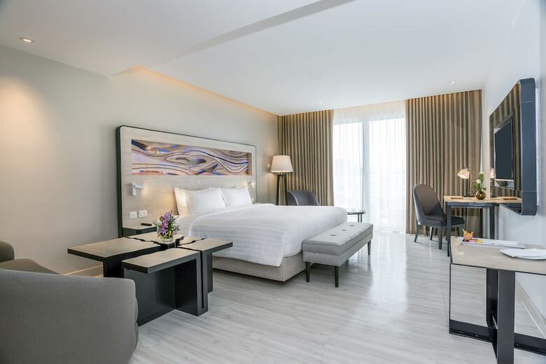 Novotel Phuket City Phokeethra Hotel