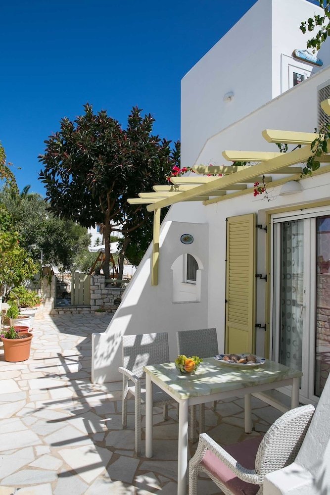 Leonardos Apartments