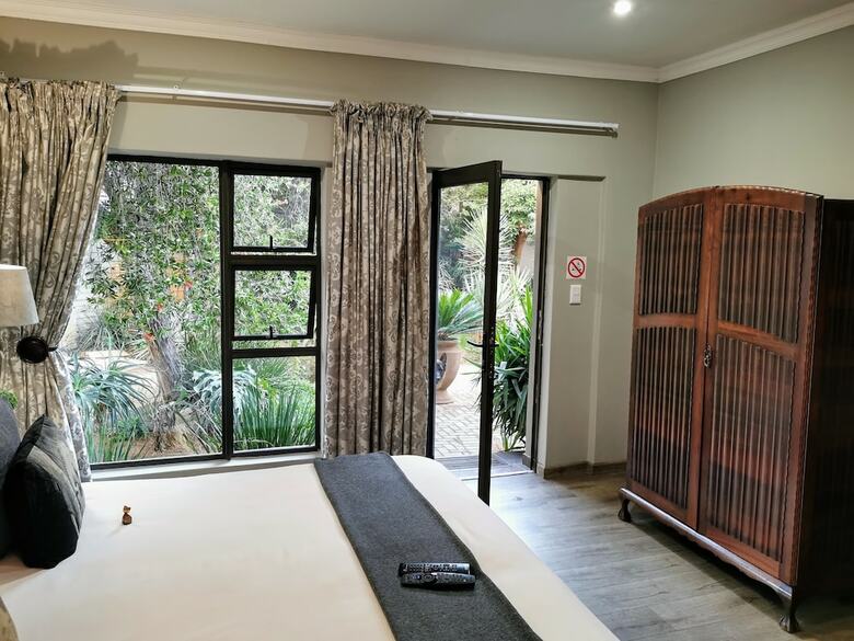 Hotel Aerotropolis Guest Lodge