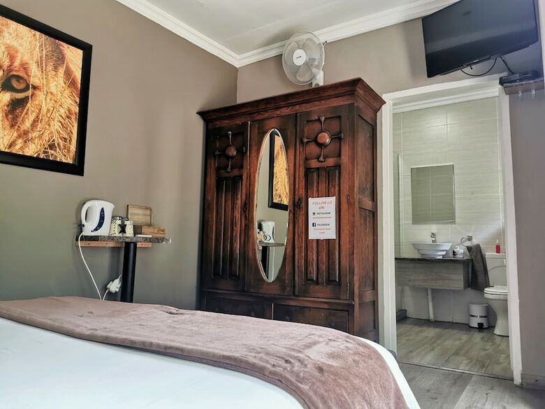 Hotel Aerotropolis Guest Lodge
