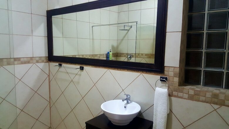 Hotel Aerotropolis Guest Lodge