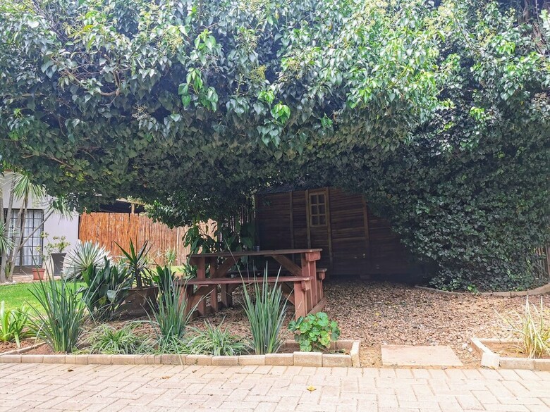 Hotel Aerotropolis Guest Lodge