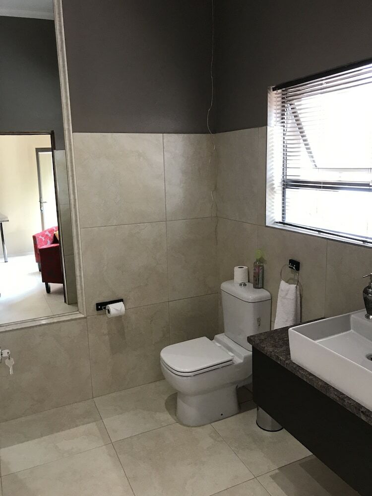 Hotel Aerotropolis Guest Lodge