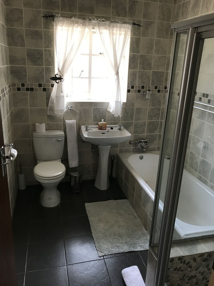 Hotel Aerotropolis Guest Lodge