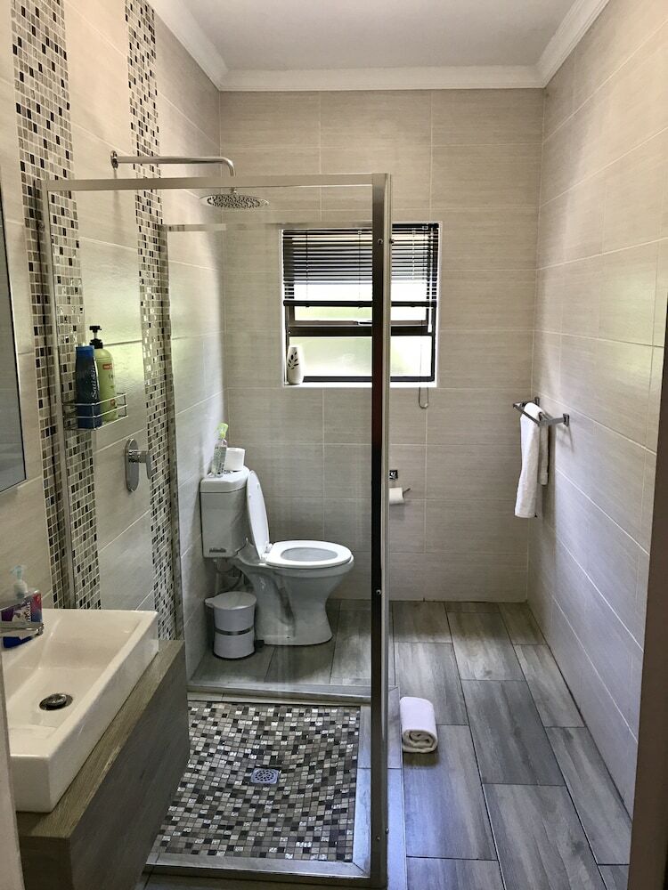 Hotel Aerotropolis Guest Lodge