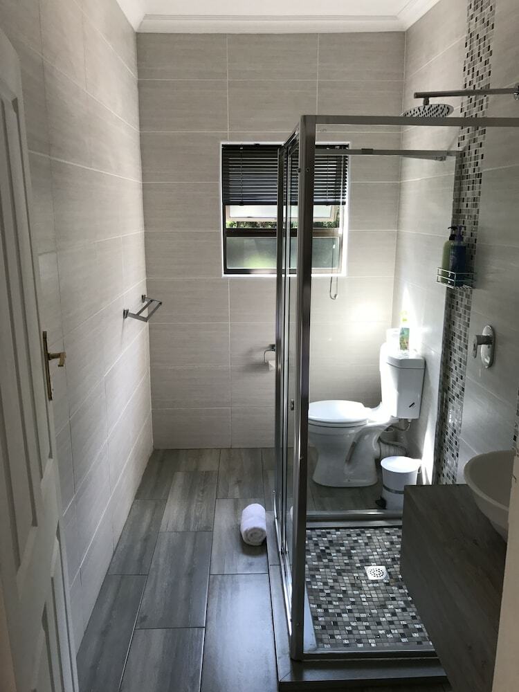 Hotel Aerotropolis Guest Lodge