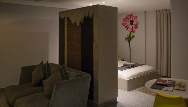 Urbano Hotel By Roots
