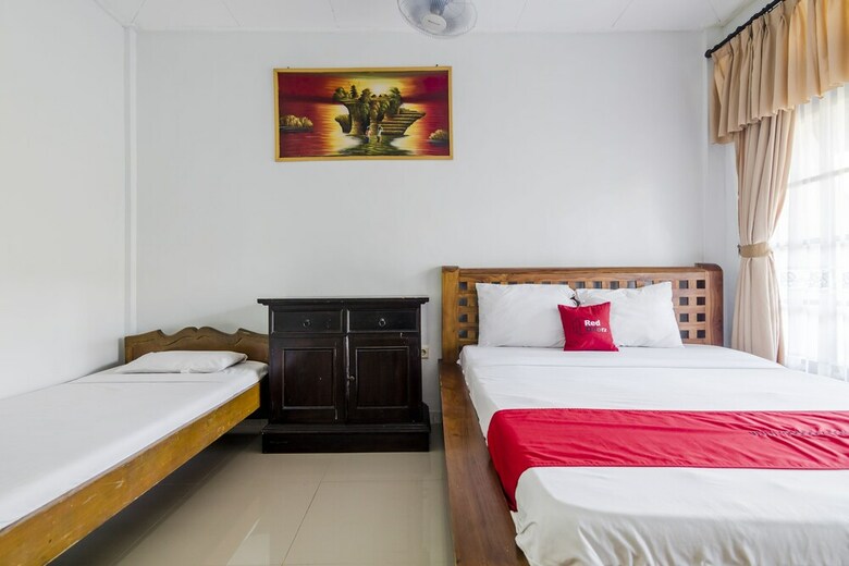 Hotel Reddoorz @ Poppies Lane 1