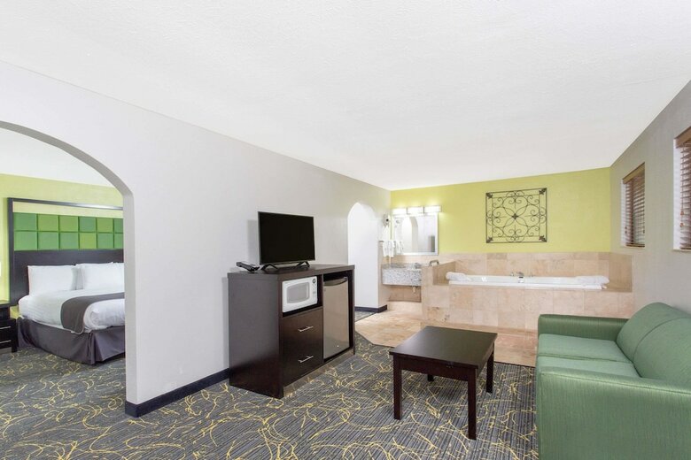 Hotel Americinn By Wyndham Delafield