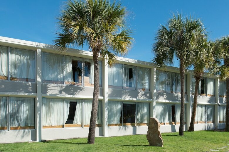 West Wing Hotel, Ascend Hotel Collection
