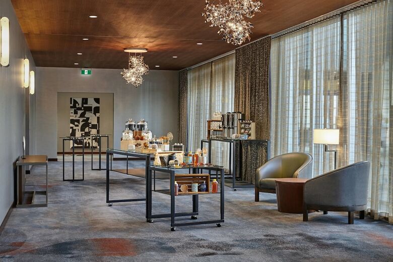 Calgary Airport Marriott In-terminal Hotel