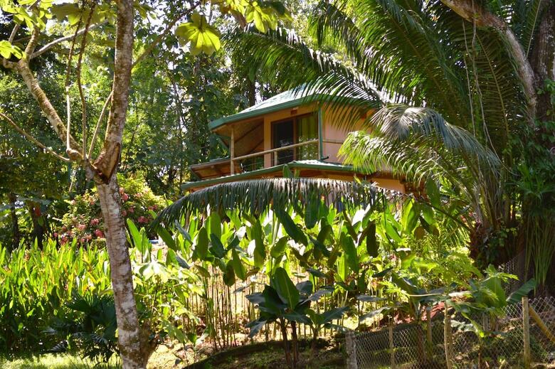 Hotel Manoas Luxury Camping And Villa Rentals