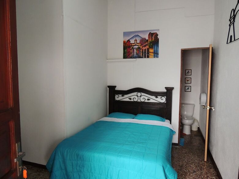 Hostal Feathers Hotel And Lounge