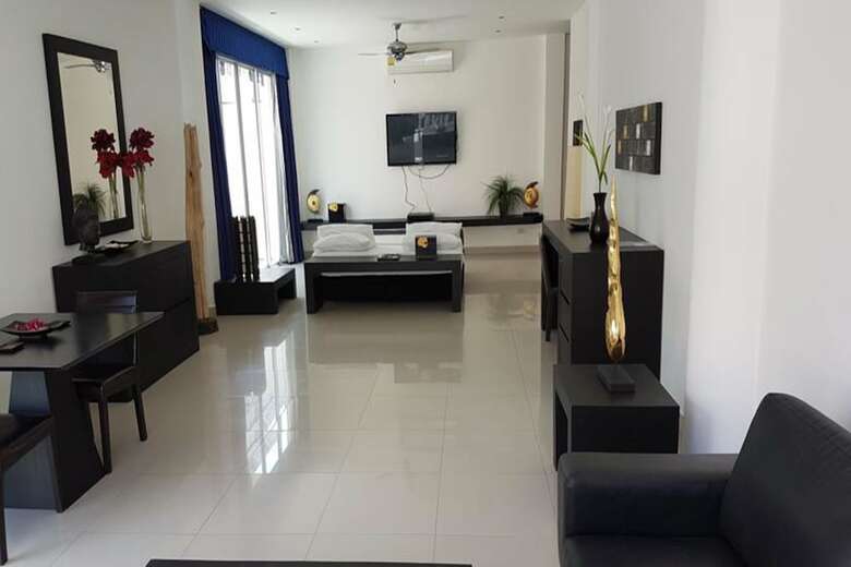 Hotel East Suites