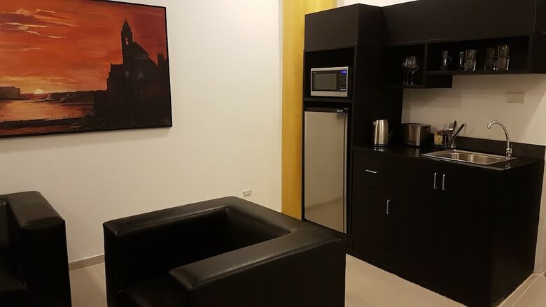 Hotel East Suites