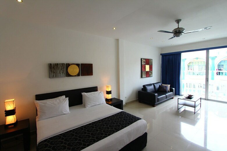 Hotel East Suites