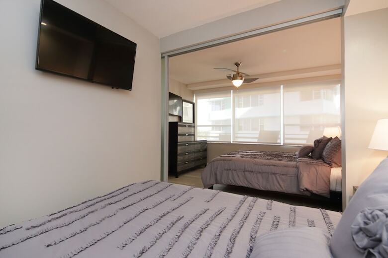 Deluxe Beach Resort - Hora Rentals