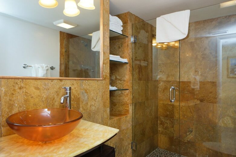 Deluxe Beach Resort - Hora Rentals