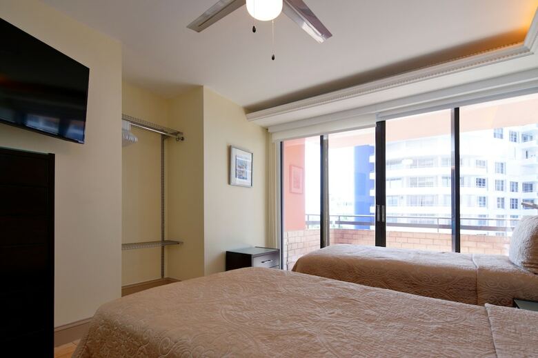 Deluxe Beach Resort - Hora Rentals