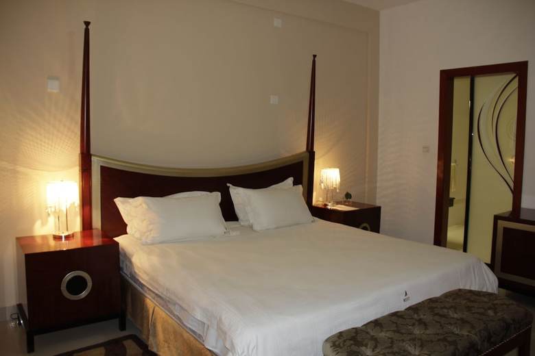 Hotel Ritz Waku-kungo