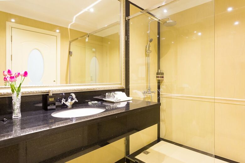 Hotel Lk Crystal Ville