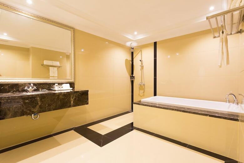 Hotel Lk Crystal Ville