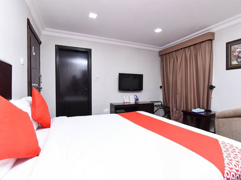 Oyo 411 Moon Hotel