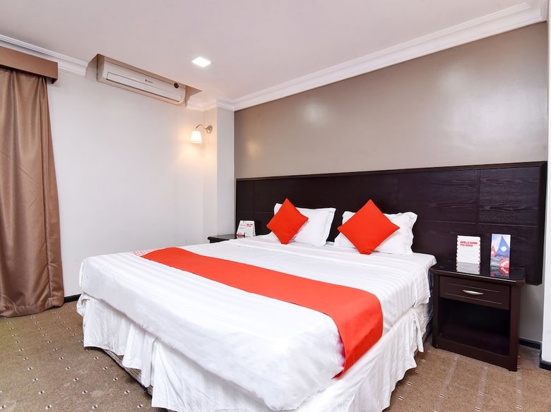 Oyo 411 Moon Hotel