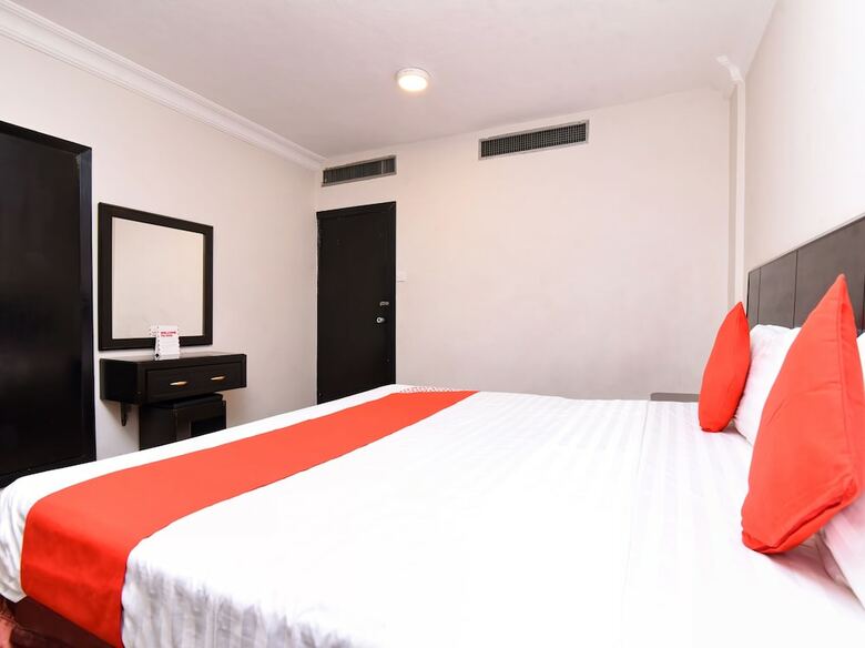 Oyo 411 Moon Hotel