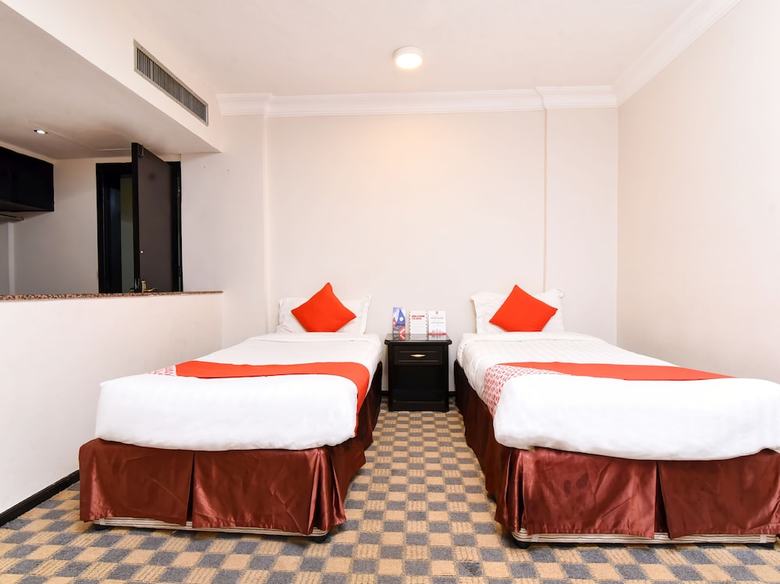 Oyo 411 Moon Hotel