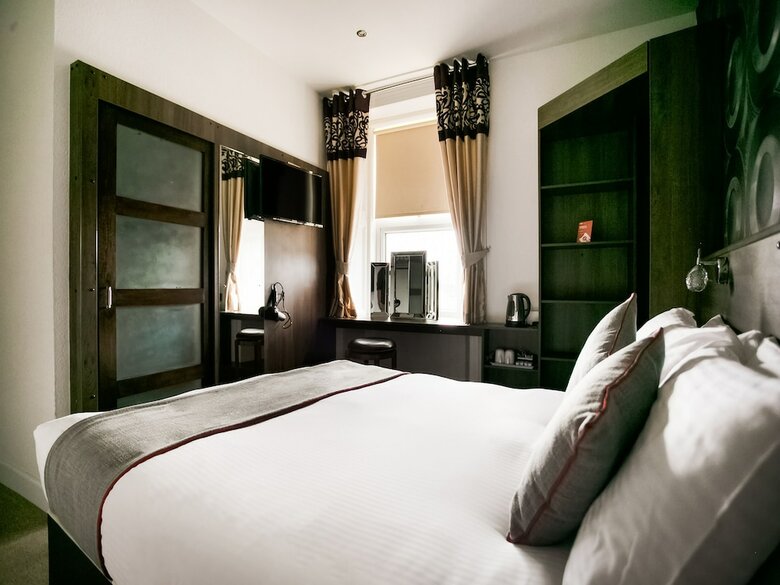 Oyo Corner Hotel