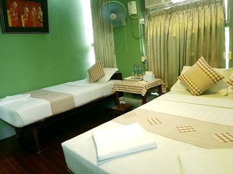 Hotel The Sat Hostel Yangon