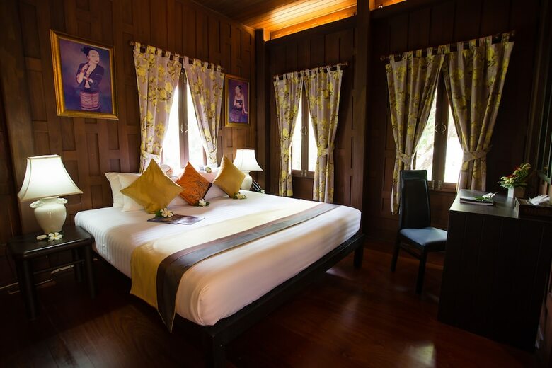 Hotel Baan Amphawa Resort & Spa