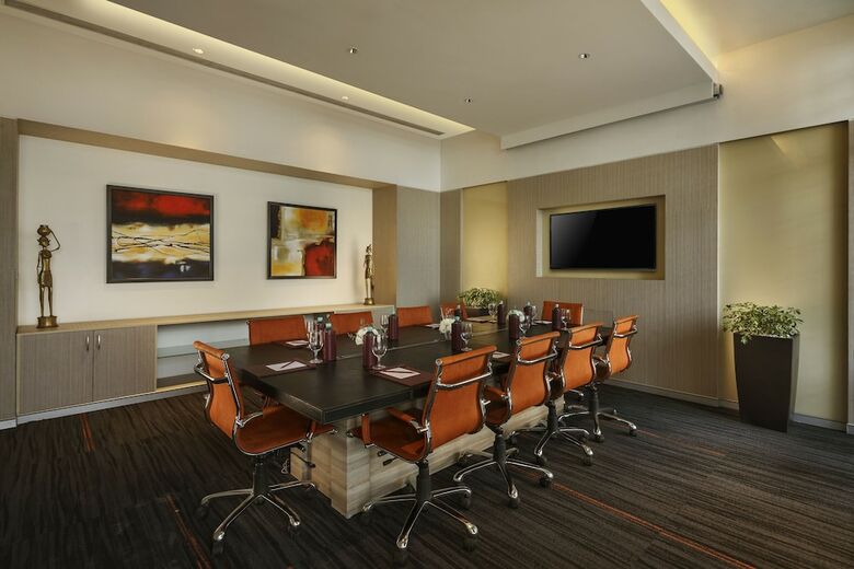 Sandal Suites Op. By Lemon Tree Hotels