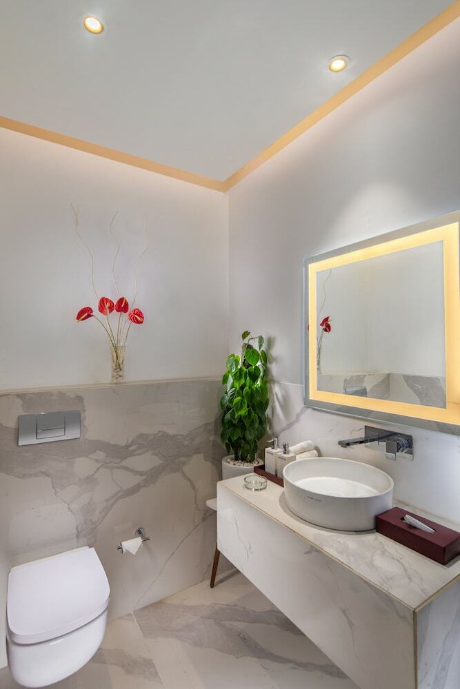 Sandal Suites Op. By Lemon Tree Hotels