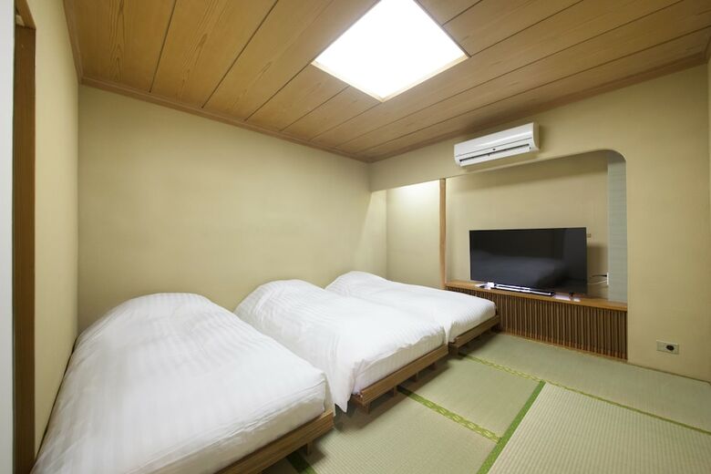 Centurion Ladies Hostel Ueno Park - Caters To Women