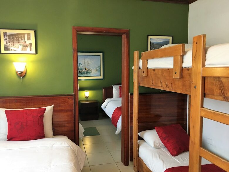 Hostal Mitad Del Mundo