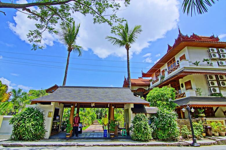 Hotel By The Red Canal