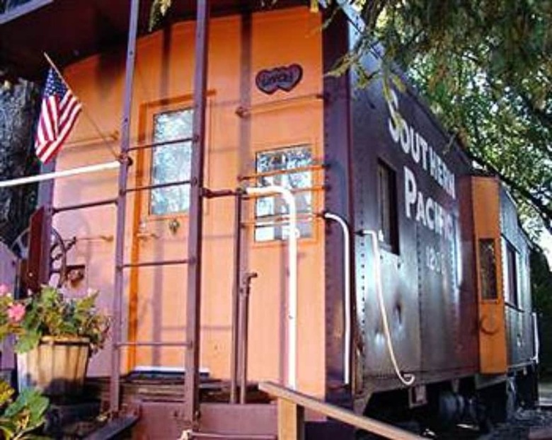 Featherbed Railroad Bed And Breakfast Resort