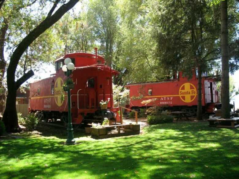 Featherbed Railroad Bed And Breakfast Resort