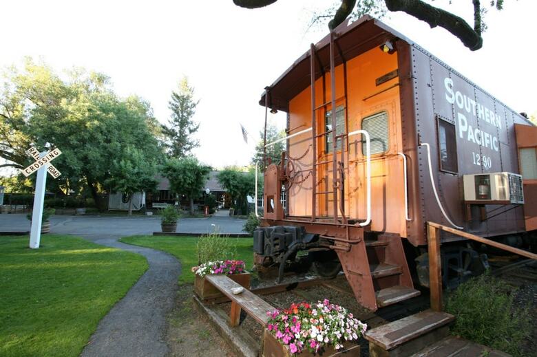 Featherbed Railroad Bed And Breakfast Resort