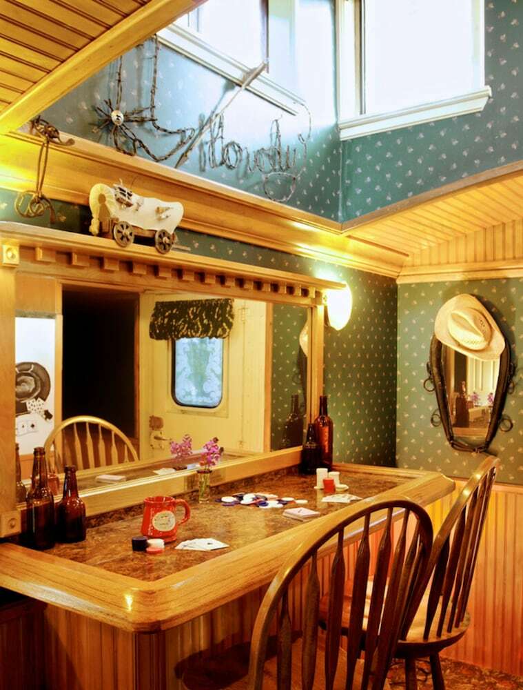 Featherbed Railroad Bed And Breakfast Resort