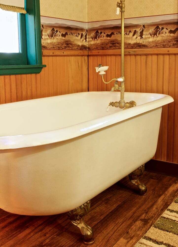 Featherbed Railroad Bed And Breakfast Resort