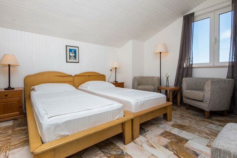 Hotel J&j Bed And Breakfast
