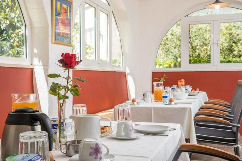 Hotel J&j Bed And Breakfast