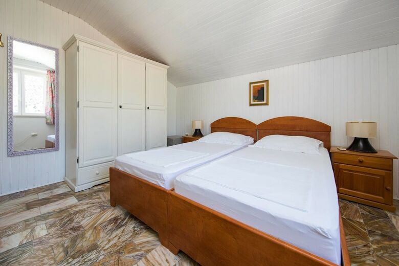Hotel J&j Bed And Breakfast