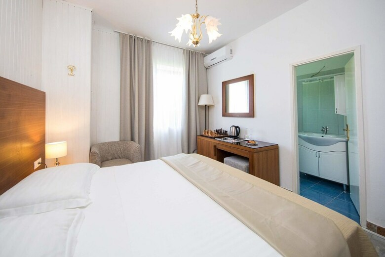 Hotel J&j Bed And Breakfast