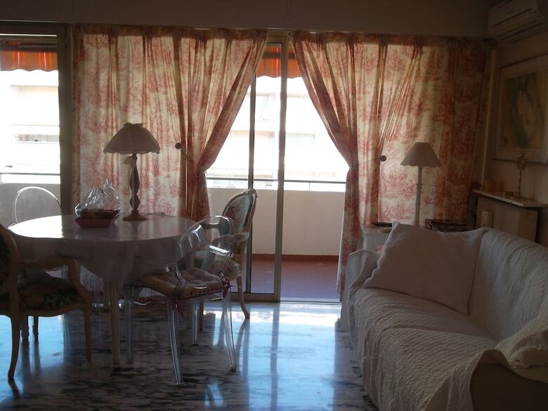 Elegant Studio Apartment Le Suquet