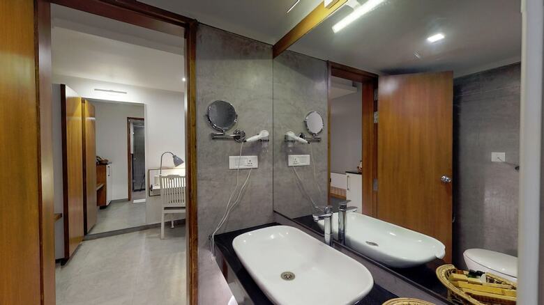 Hotel Shivas Gateway Airport Road